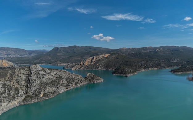 Photo un lac avec un lac bleu et des montagnes en arrière-plan