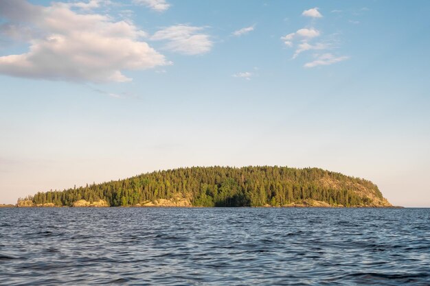 Lac Ladoga Panorama de la République de Carélie Nature du nord de l'île de Russie avec des pins