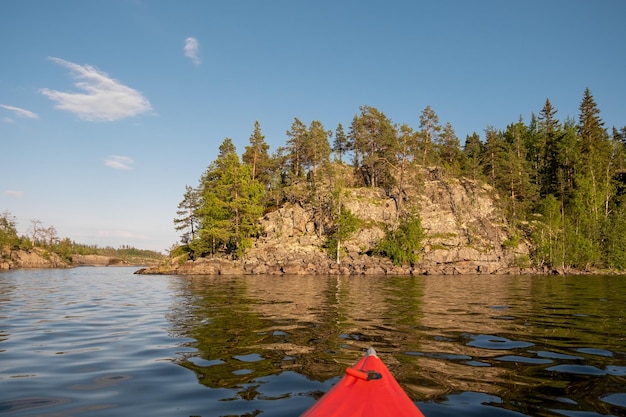 Lac Ladoga Panorama de la République de Carélie Nature du Nord de la Russie Vue depuis le kayak bleu depuis l'eau