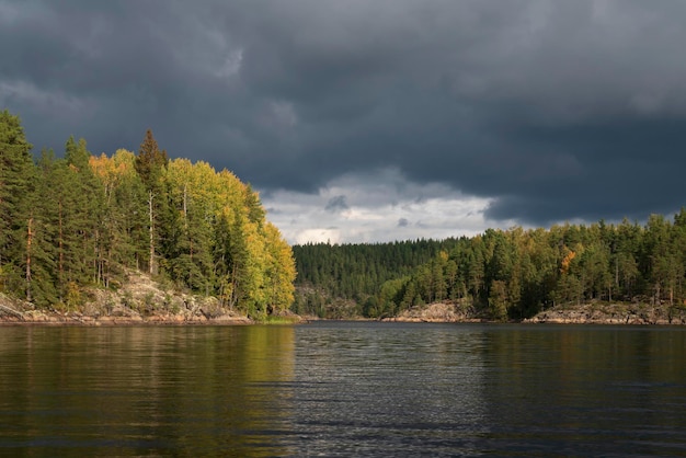 Photo le lac ladoga près du village de lumivaara par une journée d'automne ladoga skerries lakhdenpokhya carélie russie