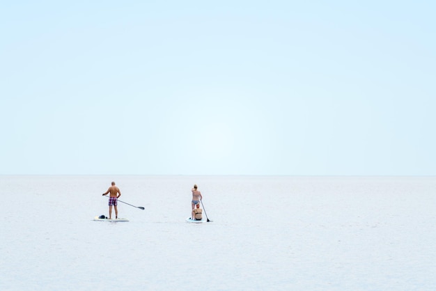 Lac Ladoga Russie 2022 12 août Debout avec une pagaie sur une planche flottante