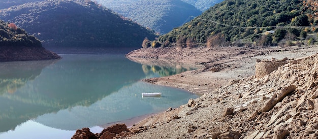 Lac Ladonas pittoresque paysage dans les montagnes sur une journée d'automne ensoleillée Péloponnèse Ahaia Grèce