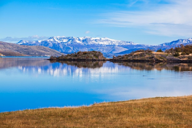 Le lac Lago Del Toro est un lac situé dans le parc national Torres del Paine. Torres del Paine est un parc national du sud de la Patagonie au Chili.