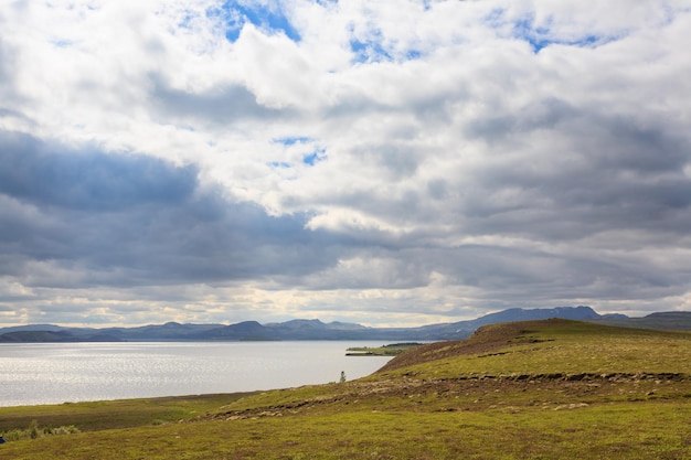 Le lac Leirvogsvatn sur la route de Reykjavik à Pingvellir Paysage islandais