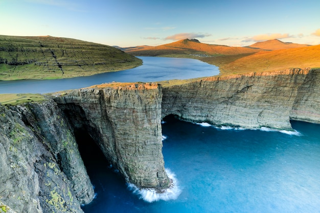 Lac Leitisvatn et Tralanipan, rocher esclave au coucher du soleil. Île de Vagar, îles Féroé. Danemark