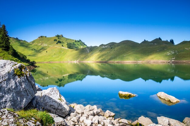 Lac De Lessy et paysage de montagne au Grand-Bornand, Haute-savoie, France