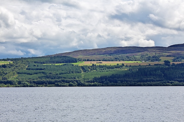 Photo lac loch ness en ecosse, royaume-uni