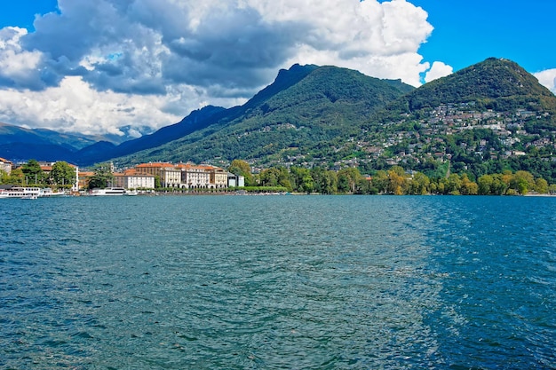 Lac de Lugano et montagnes à Lugano dans le canton du Tessin en Suisse.