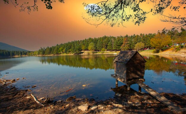 un lac avec une maison de bateau sur l'eau