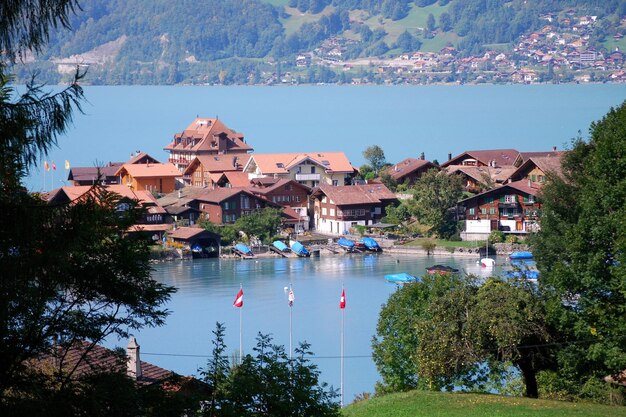 un lac avec des maisons et un lac avec une vue sur le lac et les maisons