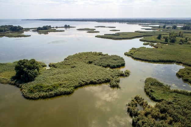 Lac marécageux, photographie aérienne, un jour d'été, image d'arrière-plan