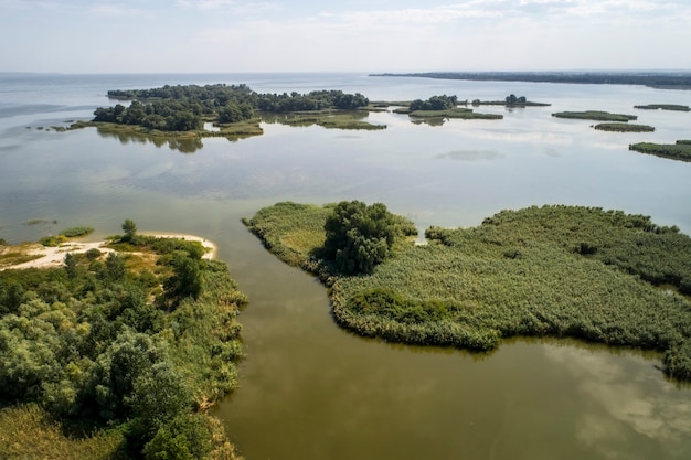 Lac marécageux, photographie aérienne, un jour d'été, image d'arrière-plan