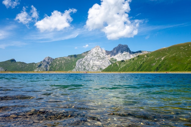 Lac Maroly et paysage de montagne au Grand-Bornand, Haute-savoie, France