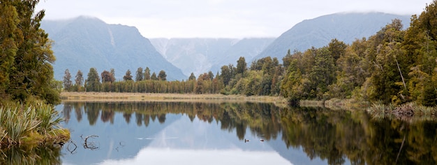 Lac Matheson avec ciel nuageux Nouvelle-Zélande