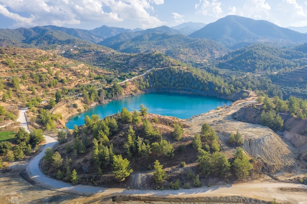 Lac Memi dans la mine à ciel ouvert de la mine de pyrite abandonnée à Xyliatos, Chypre. Restauration écologique et reboisement de l'ancienne zone minière