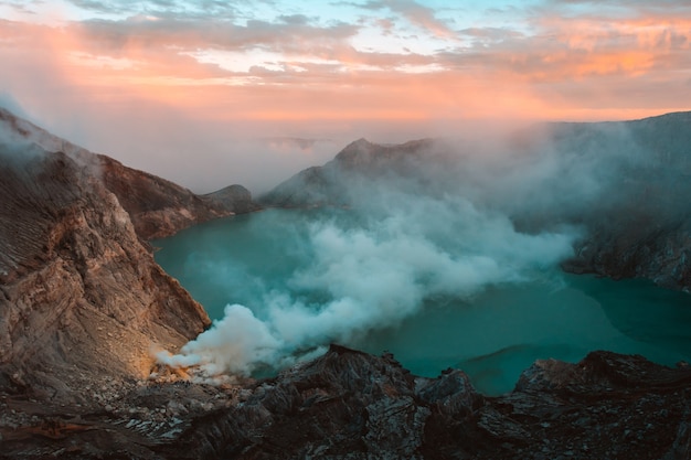 Photo lac et mine de soufre au cratère du volcan khawa ijen, île de java, indonésie