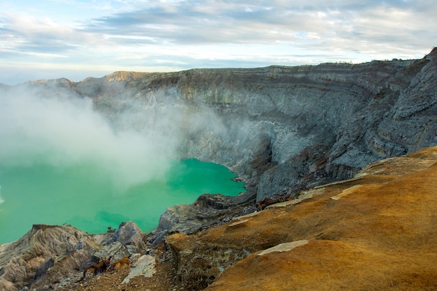 Lac et mine de soufre au cratère du volcan Khawa Ijen de l'île de Java en Indonésie