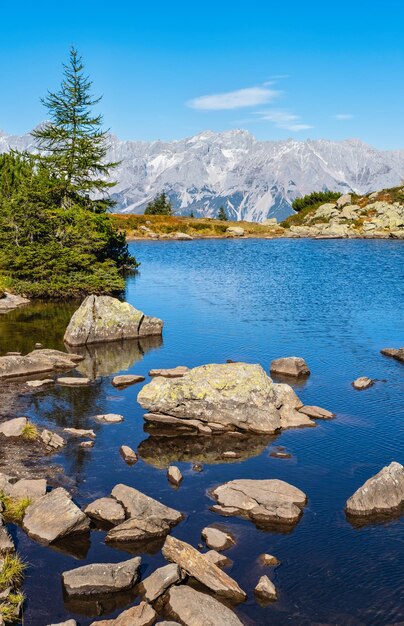 Lac de montagne des Alpes d'automne calme avec de l'eau claire et transparente et des réflexions Spiegelsee ou Mirror Lake Reiteralm Steiermark Autriche