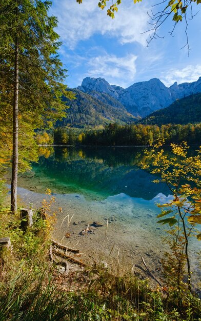 Lac de montagne des Alpes d'automne paisible avec de l'eau claire et transparente et des reflets du lac Langbathseen Haute-Autriche