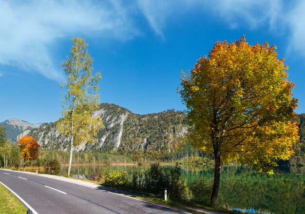 Photo lac de montagne des alpes en automne paisible avec des eaux transparentes et des reflets le lac almsee en haute-autriche