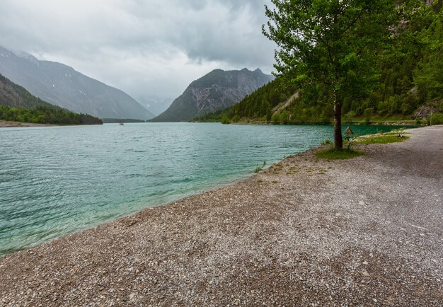 Lac de montagne des Alpes de Plansee vue de jour couvert d'été, Tyrol, Autriche.