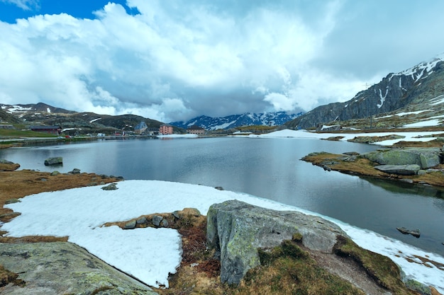 Lac de montagne des Alpes printanières Lago della Piazza (Suisse, Passo del San Gottardo)