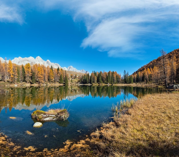 Lac de montagne alpin d'automne près du col de San Pellegrino Alpes du Trentin Dolomites Italie