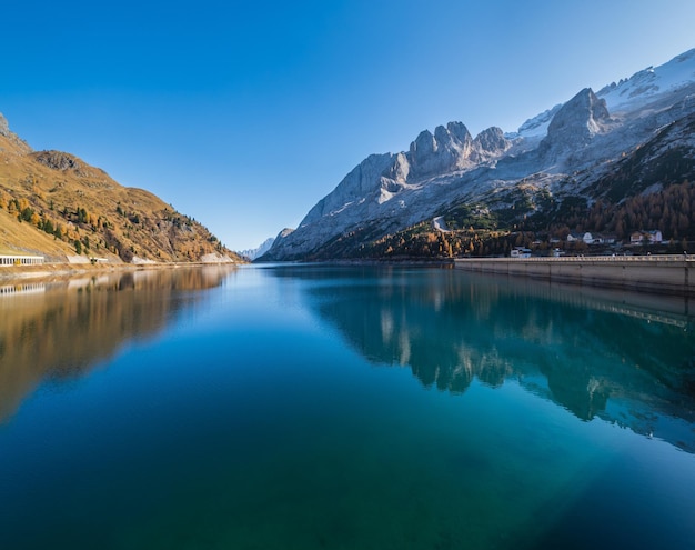 Lac de montagne alpine d'automne et col des Alpes du Trentin Dolomites Italie