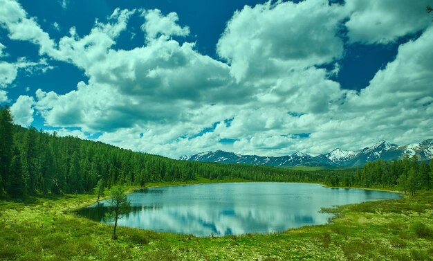 Lac de montagne Altai Ulagansky