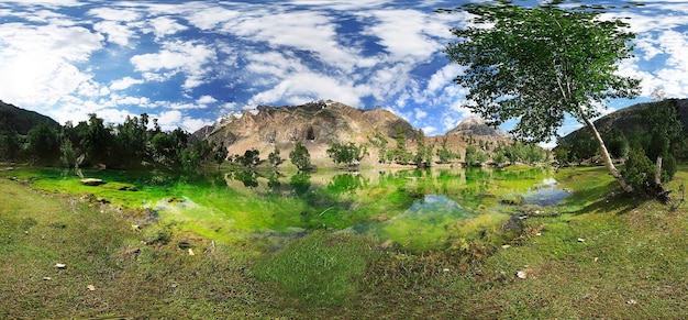 Photo un lac avec une montagne à l'arrière-plan et une montagne en arrière-plan