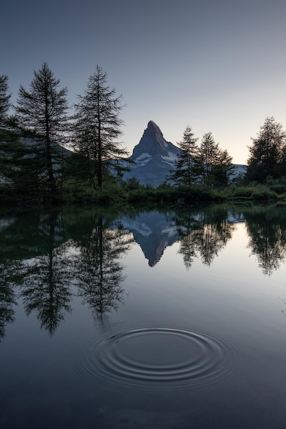 Photo un lac avec une montagne en arrière-plan