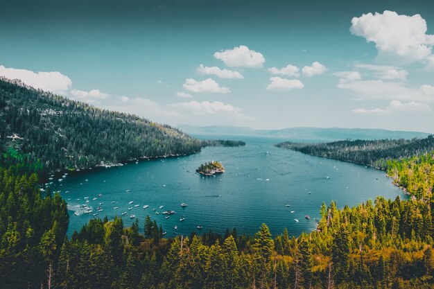 Un lac avec une montagne en arrière-plan