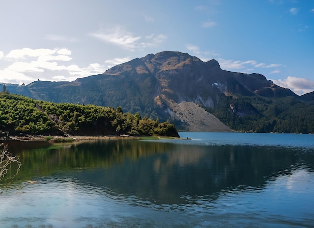 Photo un lac avec une montagne en arrière-plan