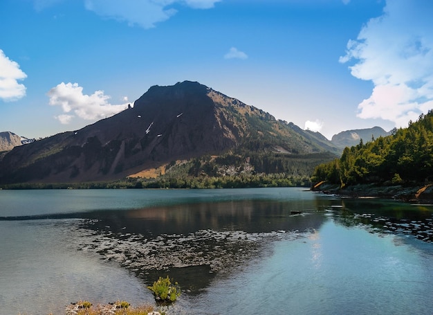 Photo un lac avec une montagne en arrière-plan