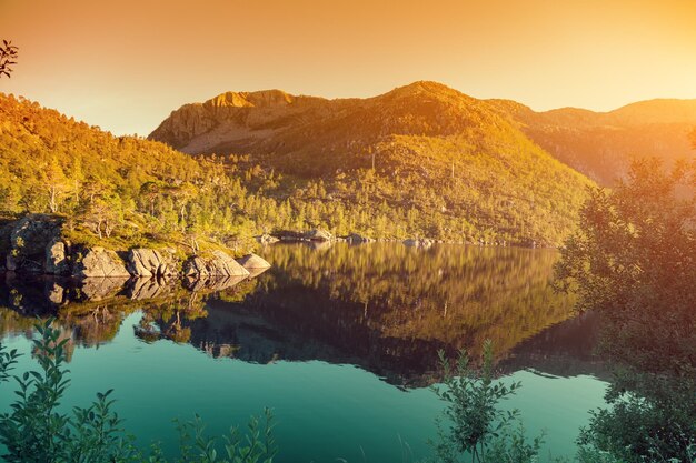 Lac de montagne au coucher du soleil Belle nature de la Norvège