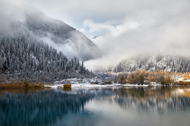 Lac de montagne au Kazakhstan