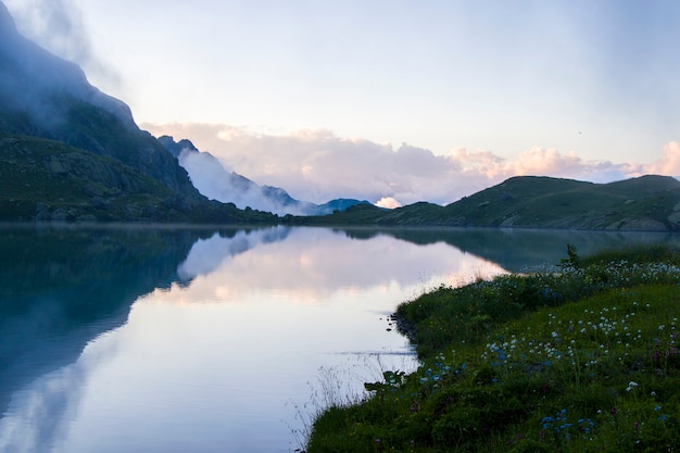 Lac de montagne et brouillard, lac brumeux, paysage incroyable et vue sur le lac alpin Okhrotskhali dans le Svaneti
