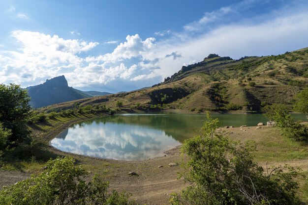 Lac de montagne .Crimée.Mount Khaturlanyn-Burun, le village de Mezhdurechye .