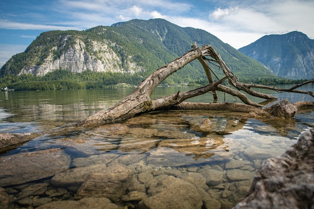 Lac de montagne dans les Alpes autrichiennes. belle vue sur la surface de l'eau et les bateaux et kayaks flottants