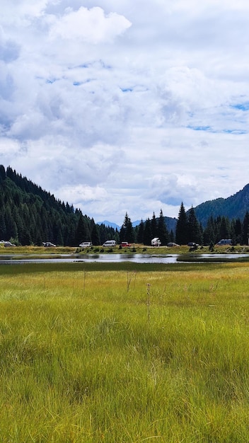 Un lac de montagne dans les Alpes à la frontière de l'Italie et de l'Autriche