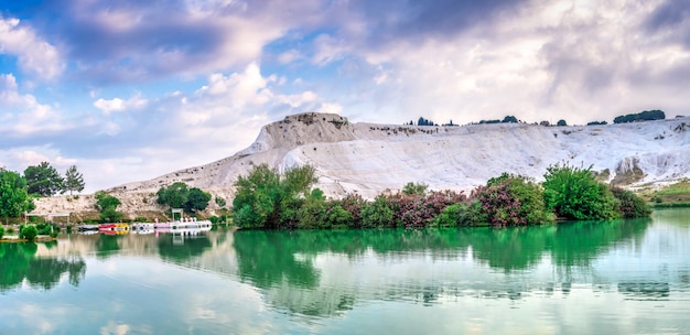 Lac et montagne dans le village de Pamukkale, Turquie