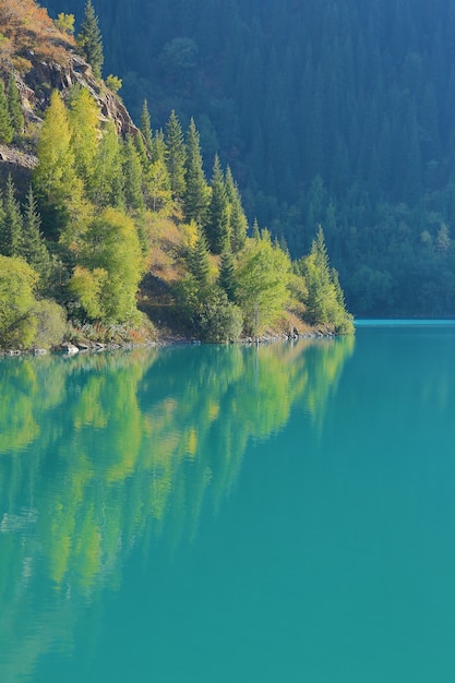 lac de montagne d'été aux eaux turquoises