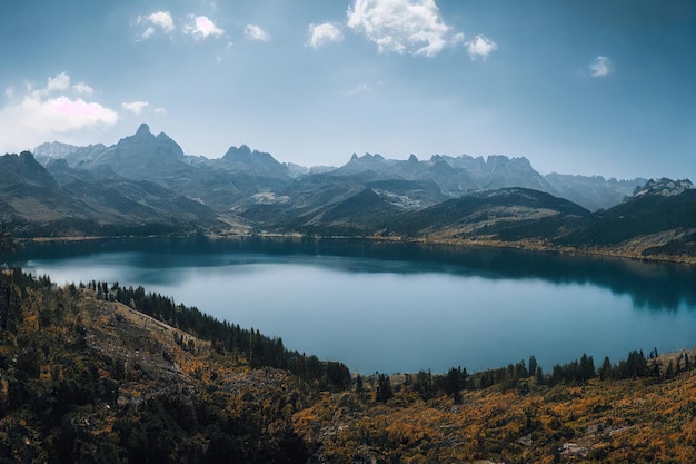 Lac de montagne fermé avec une eau bleue cristalline