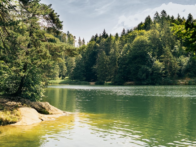 Lac de montagne sur le fond des alpes