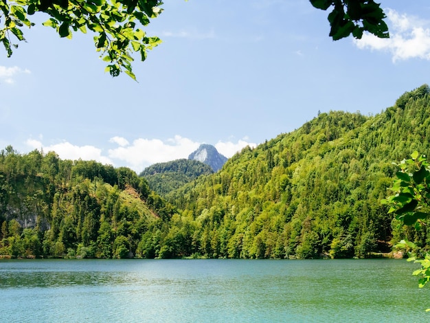 Lac de montagne sur le fond des alpes