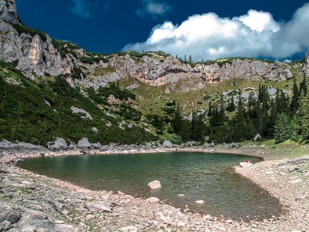 Lac de montagne en forme de coeur Monténégro