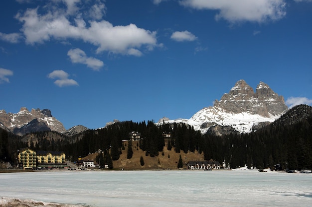 Lac de montagne gelé avec montagnes enneigées, dolomites italiennes.