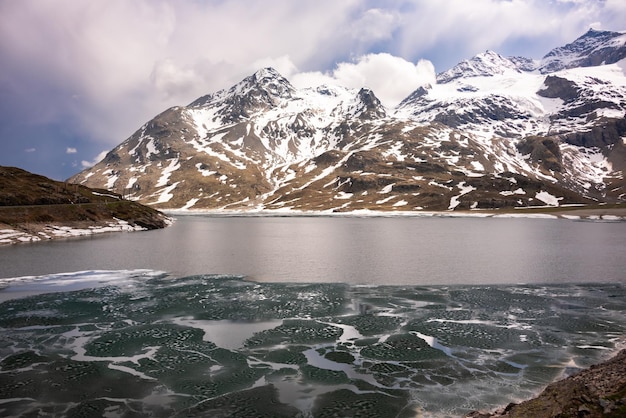 Lac de montagne avec glace en Suisse au printemps