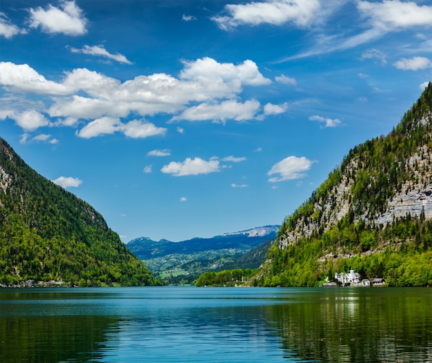 Lac de montagne Hallstatter See en Autriche