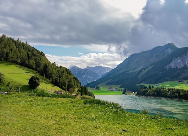 Un lac de montagne avec un lac et des montagnes en arrière-plan